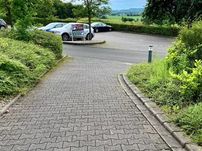 Fußweg zum Parkhaus