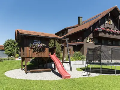 Spielhaus und Trampolin
