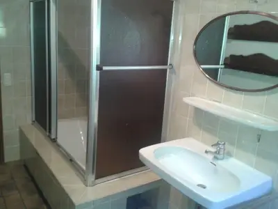Bad und Dusche mit WC]