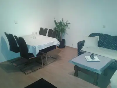 Wohnzimmer mit Esstisch