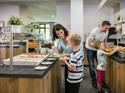 Familie am Buffet im JUFA Hotel Erlaufsee