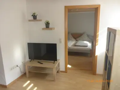 wohnzimmer_mit_blick_ins_schlafzimmer
