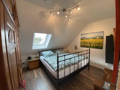 Schlafzimmer mit Schrank
