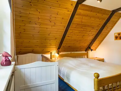 Babybett im Schlafzimmer Ferienwohnung Heuboden