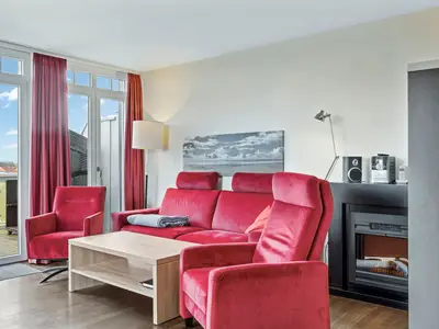 Wohnzimmer mit Couch, Couchtisch und Sessel