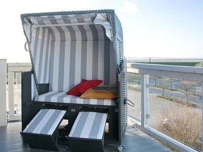 Balkon mit Strandkorb