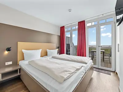Schlafzimmer Doppelbett und Zugang zum Balkon