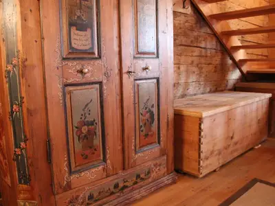 Antiker Schrank und Truhe im Vorraum