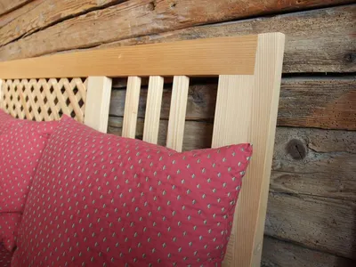 Urige Balken, Schreinermöbel und schöne Stoffe