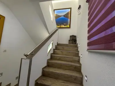 Stiegenaufgang zur Ferienwohnung im 1. Stock