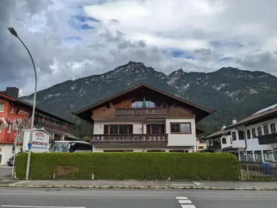 Zugspitzstraße mit Kramerspitze