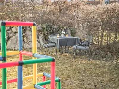 kleiner Garten mit Spielgeräten