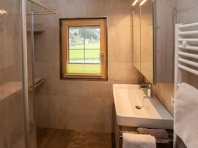 Badezimmer mit Dusche und Waschbecken