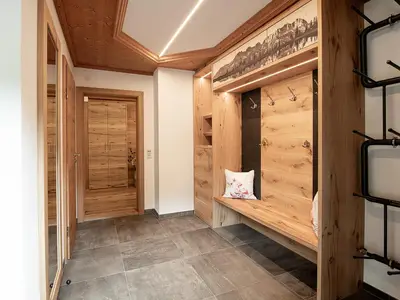 Eingangsbereich mit Garderobe, Schuhtrockner u. WC