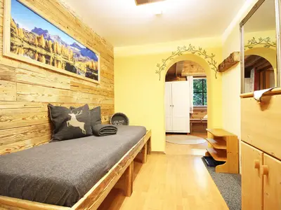 Offenes Durchgangszimmer mit Sofa