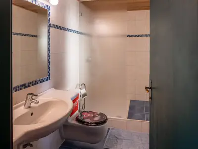 Bad mit Dusche und WC