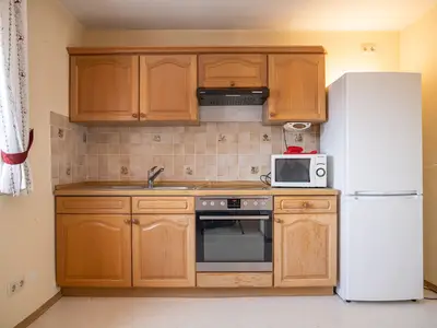 Küchenzeile mit Herd, Kühlschrank, Mirkrowelle