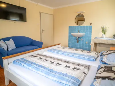 Schlafzimmer 1 mit Doppelbett und Couch
