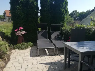 Terrasse mit Liege und Sitzgelegenheiten