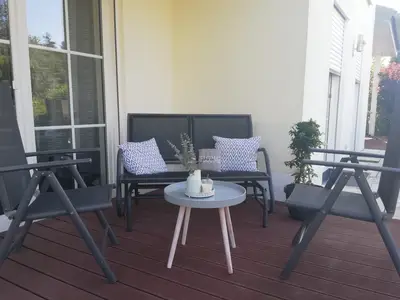 Kleiner Loungbereich mit Schaukelbank