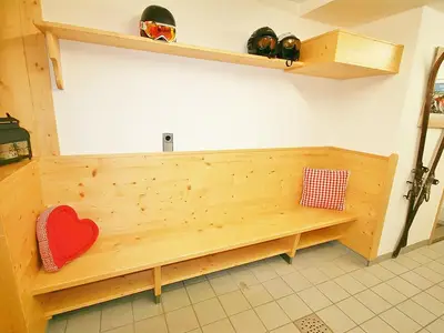SKI LOCKER