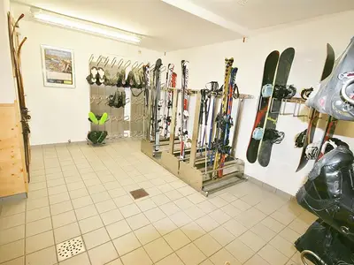 SKI LOCKER