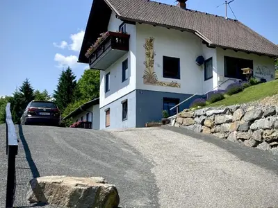 Einfahrt und Parkplätze Haus Nocky Mountains