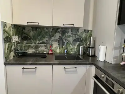 Kücheneinheit mit Waschmaschine, Spülbecken und WMF Mini Mixer für Smoothies