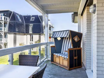 Überdachter Balkon mit Strandkorb