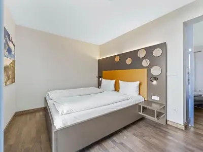 Schlafzimmer mit Doppelbett
