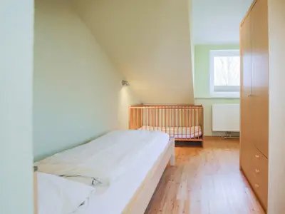 Einzelbett mit Kinderbettchen