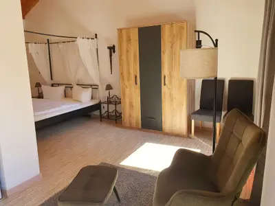 Sitzbereich, Schrank und Himmelbett