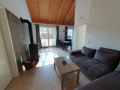 Wohnzimmer mit Couch und Kamin