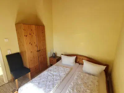 Schlafzimmer mit Doppelbett