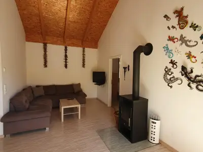 Wohnzimmer mit Couch und Kamin