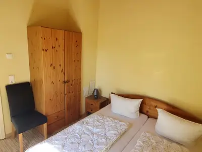Schlafzimmer mit Doppelbett