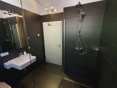 modernes Badezimmer