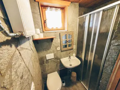 Badezimmer mit Dusche, WC