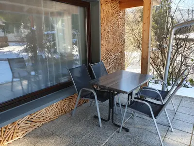 Terrasse mit Sitzgelgenheit