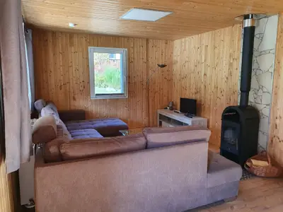 Wohnzimmer mit Couch und Kamin