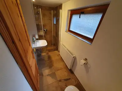 Bad mit Dusche und WC
