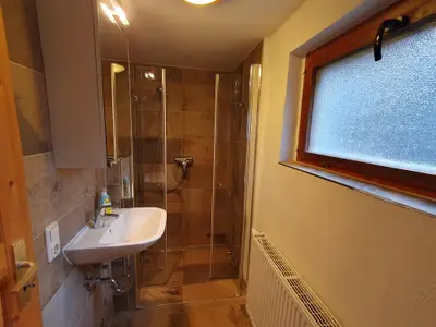 Badezimmer mit Dusche