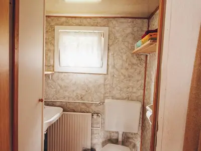 WC und Waschbecken, KEINE Dusche