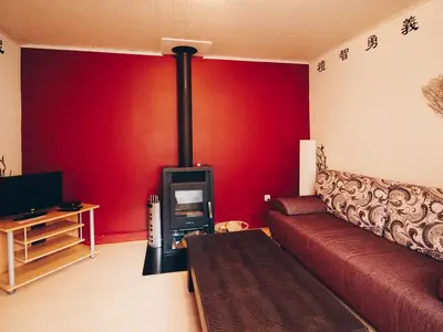 Wohnzimmer mit Couch und Kamin