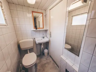 Badezimmer mit Toilette und Dusche