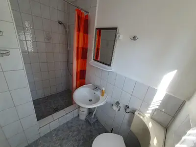 Badezimmer mit Dusche und WC