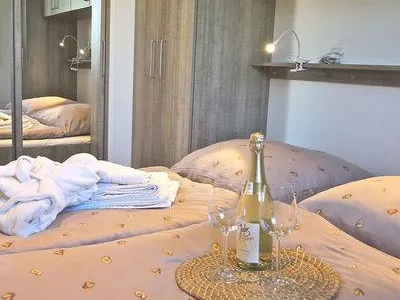 Schlafzimmer mit Doppelbett