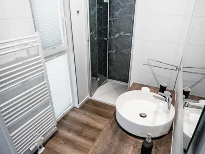 modernes Badezimmer mit Dusche