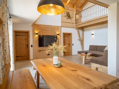 Ess-und Wohnbereich mit TV Fewo Alpenblick