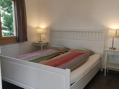 1 Schlafzimmer mit 180 x200 Doppelbett und Balkon